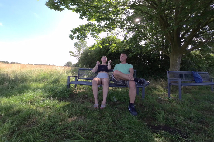 BlondeHexe VR: 흥분한 금발이 낯선 사람에게 공개적으로 따먹히다!