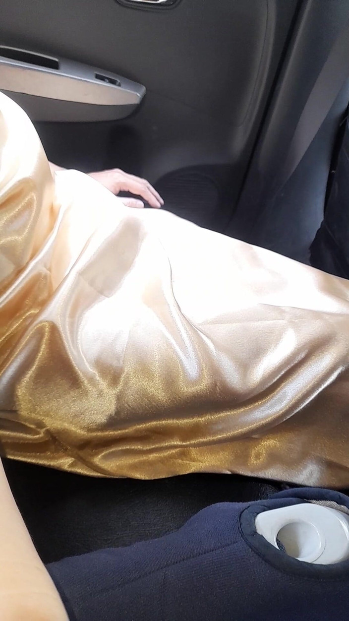Naomisinka: Masturbazione con abito in raso dorato e sborrata dentro il...