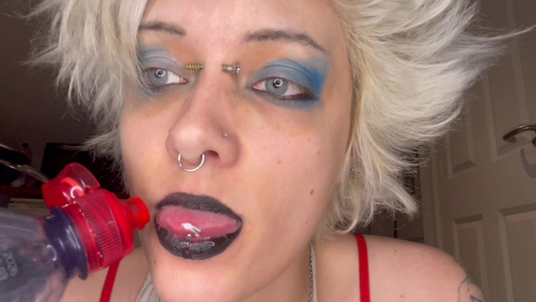 Glitterqueen1999: Pequeño hombre se cuela en el agua de las enfermeras