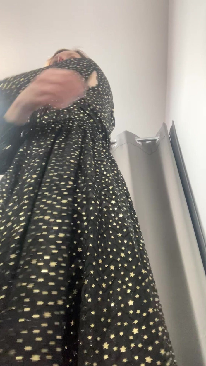 MistressWriggler: 裸になって高級ブティックのショップでデザイナーズドレスを試着する