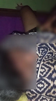 Hintli karım yatağa girmeme bile izin vermiyor. Seksi Hintli köylü evli kadının amını yalıyorum