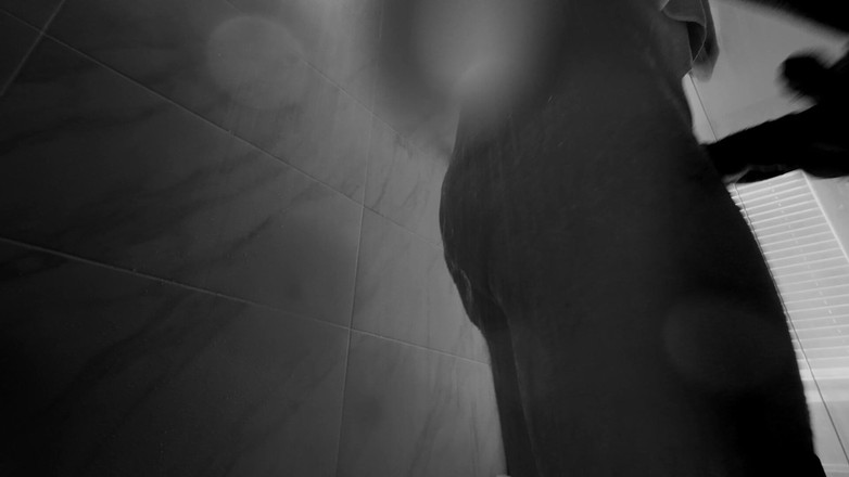 Ivan the Pleasure Dom: Prosty żonaty mężczyzna pieprzy dildo pod prysznicem (część 1)