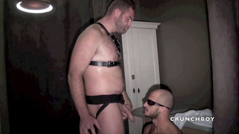 FETISH BDSM STUDIO: Dmaien disetubuhi oleh beruang dalam dominasi kulit