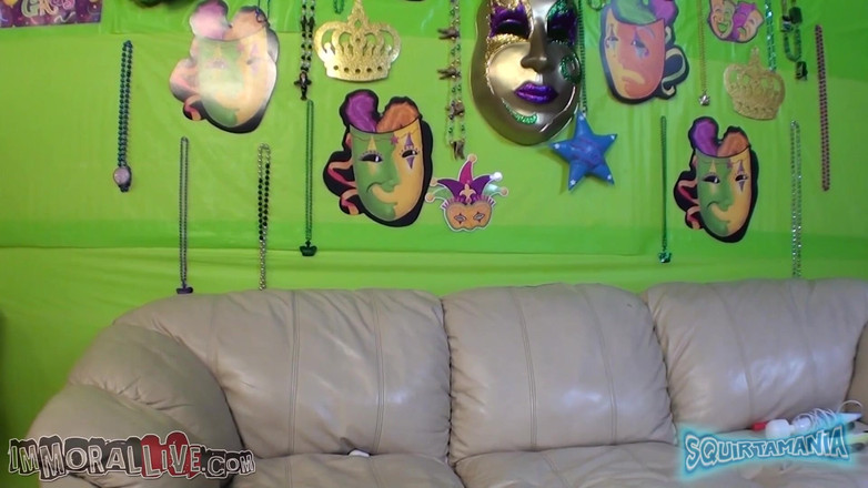 Immoral Live: Блондинка богиня Ніколь Еністон приєдналася до набору squirtamania