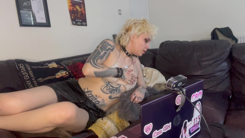 Glitterqueen1999: Гот має біль у серці та самовідвід, кпп