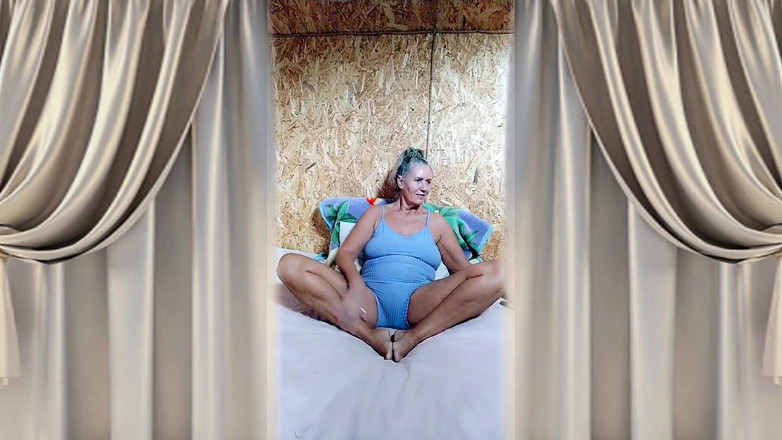 Lukerya: Die Heiße Hausfrau Lukerya. Liebe Eine Frau, Küsse Eine Frau,...