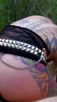 Blonde young girl with tattooed ass enjoys ass-fuck outdoor