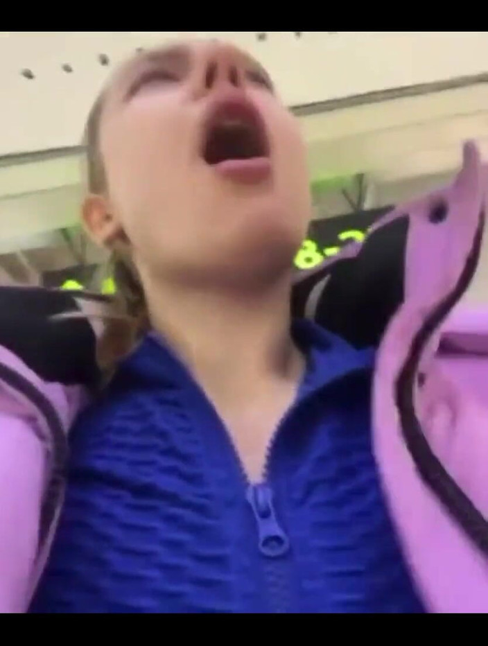 JuiceLussie: Si masturba nel camerino vicino