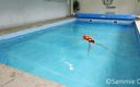 Sammie Cee: Gilet de sauvetage, maillot de bain, détente dans la piscine