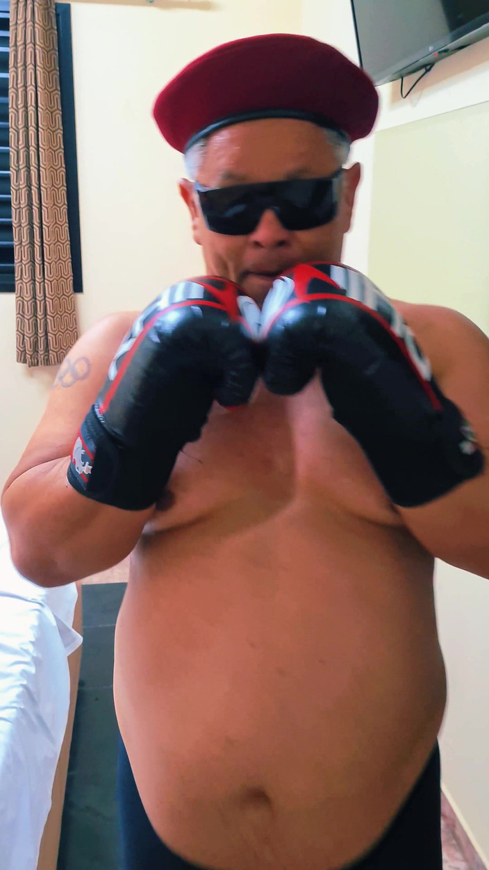 Punchbagplz: (Vedere la persoana 1) Căpitanul dominator versus tine (joc de roluri de...