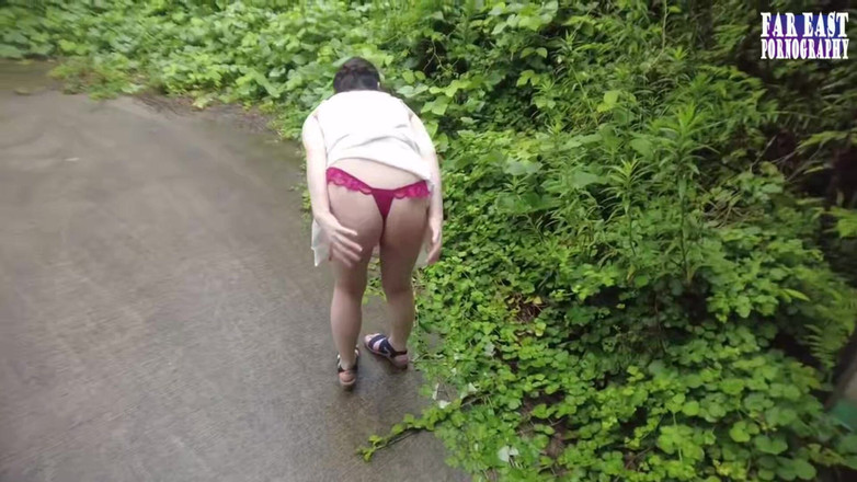 Far East pornography: 논스톱 출시를 유도하는 처음으로 야외 복숭아와 함께 산책하는 증기 T 백 산책.1