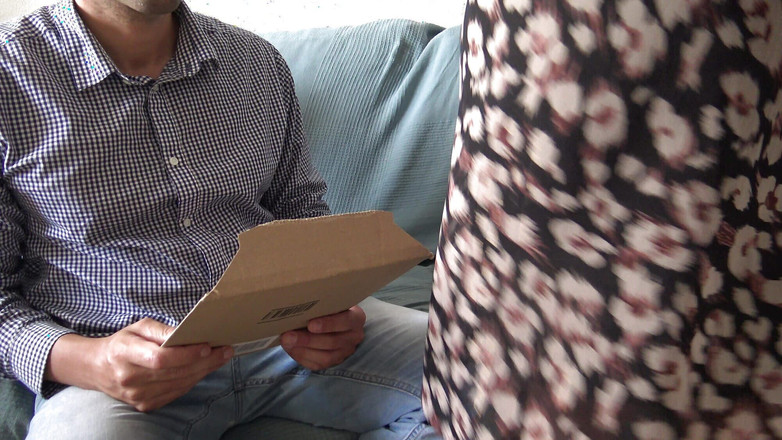 Stepmom Susan: 美丽的大屁股熟女让送货员用精液覆盖她