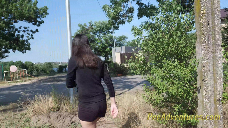 Pee Adventures: Випадково пописяти через мої короткі шорти на відкритому повітрі