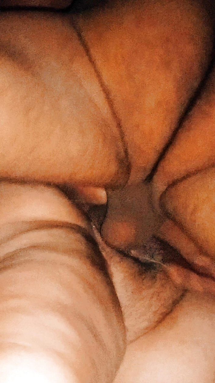 Lily & Theo: V temné garáži si vdaná žena dává pauzu, aby se vystříkala...