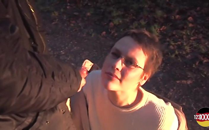 123XXX - Fucked Amateurs in Germany!: Krátkosrstá brunetka s brýlemi kouří a šuká venku