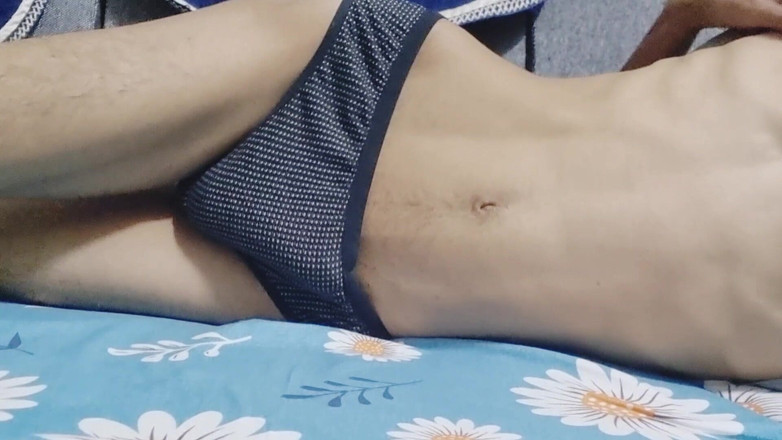 Nickey: Sissy pojke bär mammas trosor