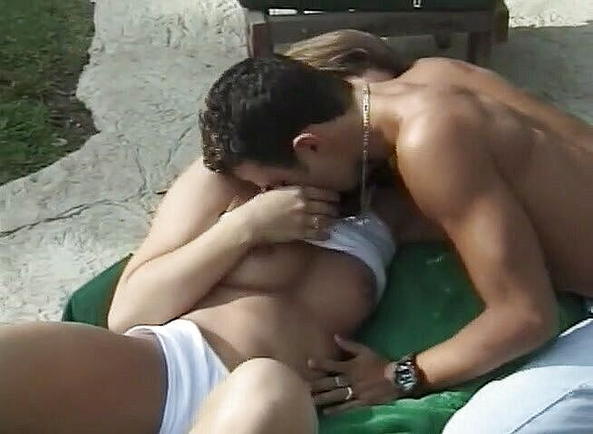 The Vintage Era: 그녀의 다리를 벌려 야외에서 보지를 따먹히는 화려한 갈색 머리