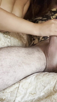 I fuck my girlfriend pussy stuck on the couch and put it in his mouth