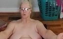 Momma Vee: Mamă sexy incitantă face yoga în pielea goală!