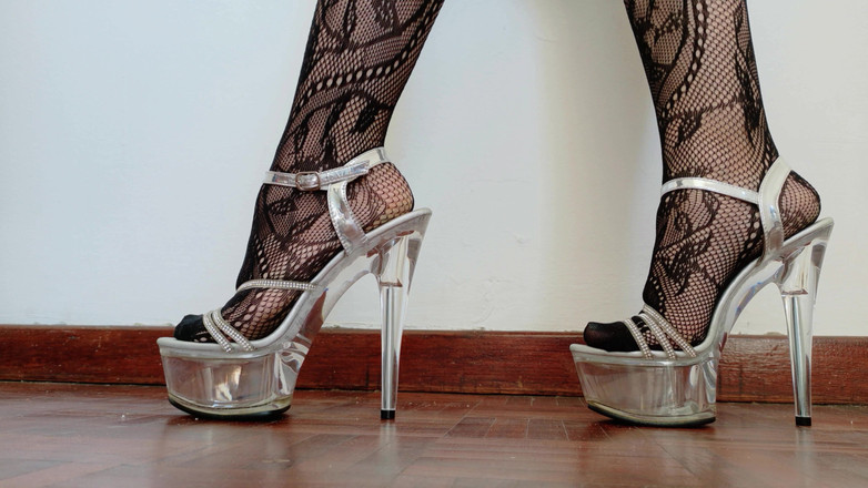 Kinky Lyrical: Nylon và giày cao gót rõ ràng