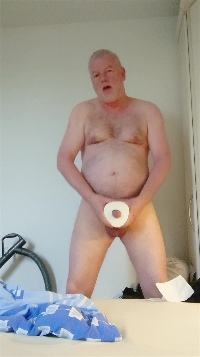 Carmen_Nylonjunge: Nylonjung šuká nadrženou rolku toaletního papíru