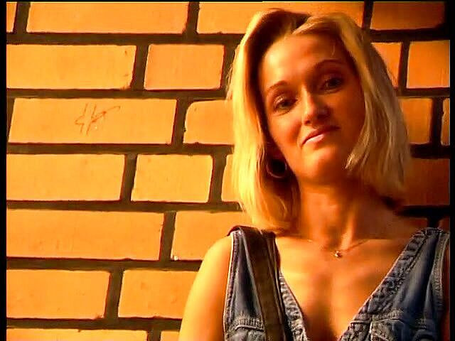 Lucky Cooch: Wunderschönes blondes mädchen wird interviewt