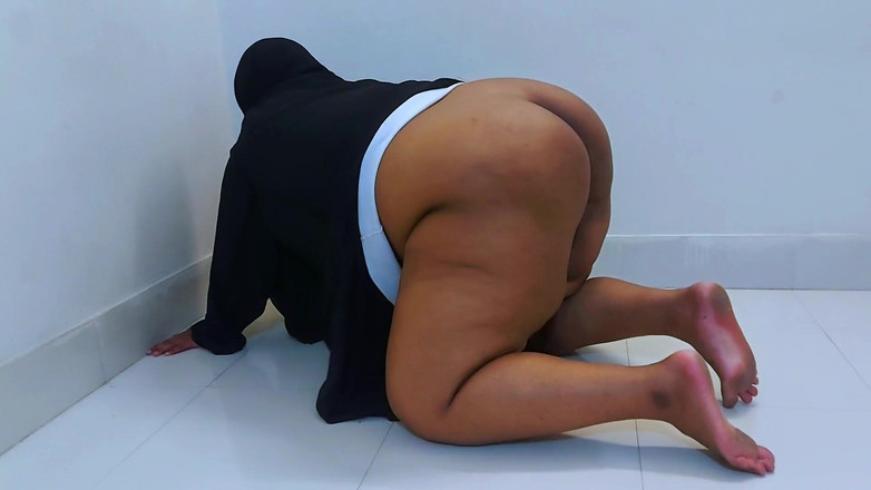 Aria Mia: La cameriera araba musulmana che pulisce la mia stanza e...