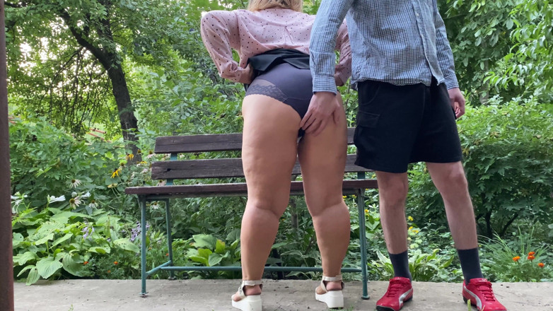 OurFetishLife: MILF włożyła wtyczkę analną w jej duży piękny tyłek i...