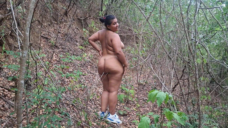 SugarPose: BBW Latina chodzi na zewnątrz nago i używa swojego dildo