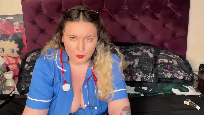 MissFFW: Y tá hút thuốc có một cơn ho vừa vặn