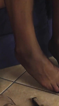 흰색 크롭 탑과 레깅스를 입은 화려하고 매혹적인 클라우디아 포데리