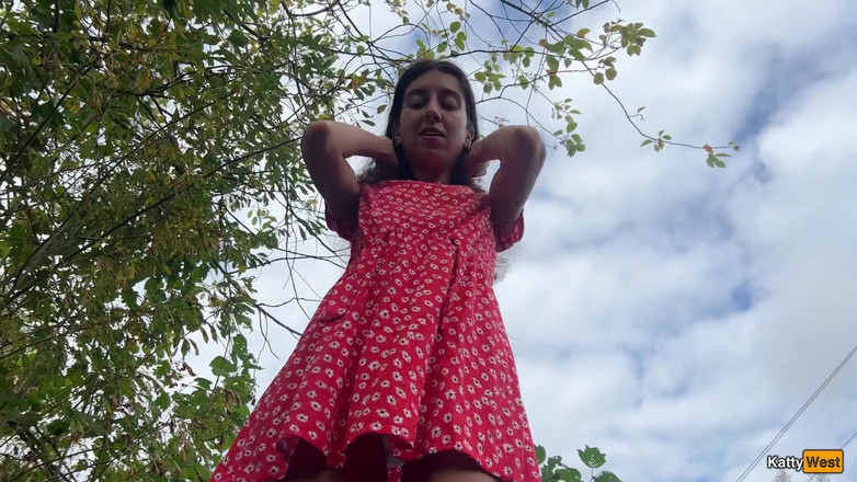 Katty West: 我在森林里勾引了一个陌生人，他操了我所有的洞 - 第一人称视角