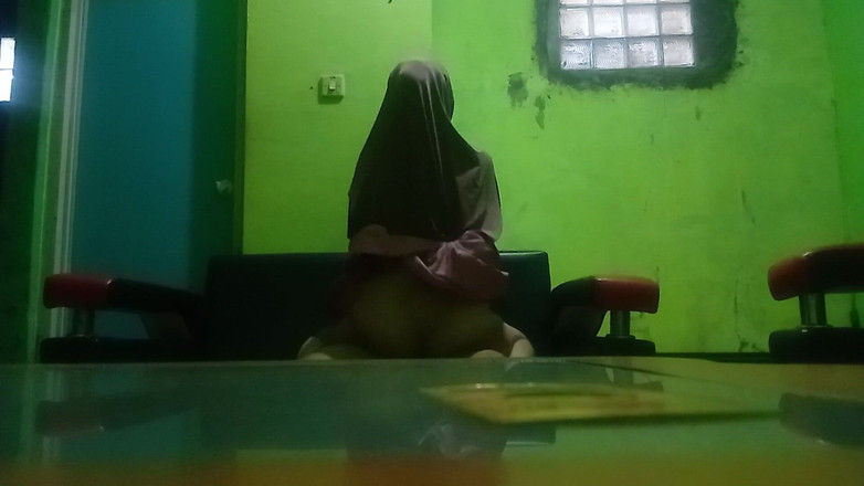 Famly sex: Vrtěvka kundičky mého nevlastního bratra je tak lahodná.