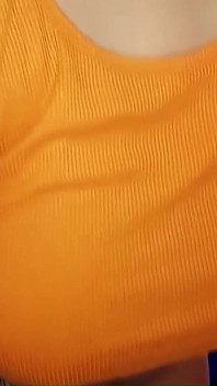 她发现我在观看她穿衣服，但她并没有发疯，而是邀请我走近
