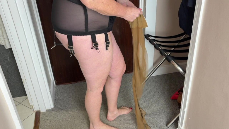 Aunty Sandra vintage girdle queen: Vgq21 тітонька Сандра одягає для зустрічі