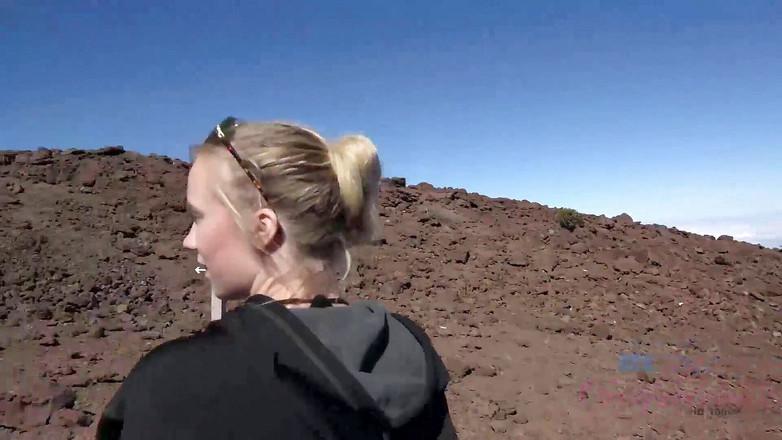 ATKIngdom: 当你操她的狗式风格时，那个屁股是一个很棒的焦点