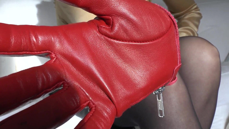 Lady Victoria Valente: Intenzivní čichání mých červených kožených rukavic, Lady Victoria Valente