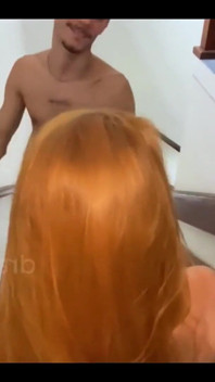 Saf kızıl saçlıyı merdivenlerde sikiyor