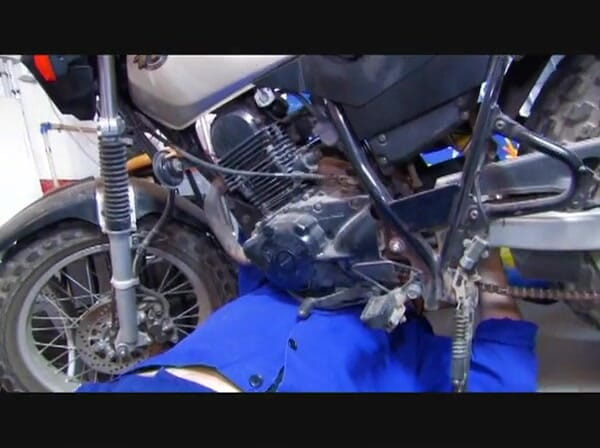 European Classics: She gets her motorcycle repaired and pays with blowjob