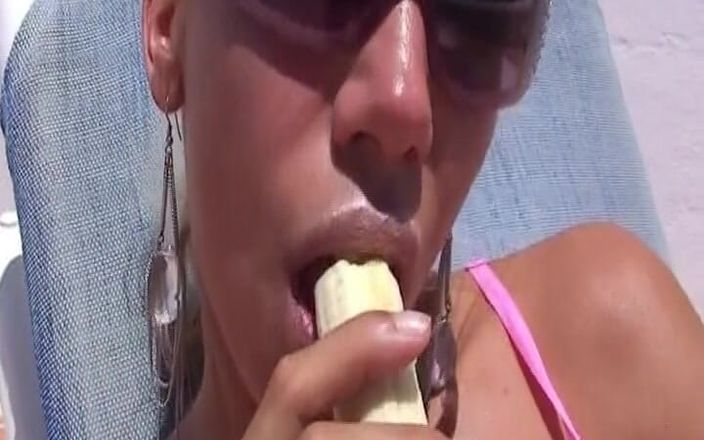 German Amateur Videos: Em gái hoàn hảo từ Đức trêu chọc tại hồ bơi