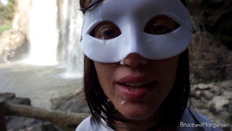 Bruce-and-Morgan: Così tanto piscio e sperma alla cascata