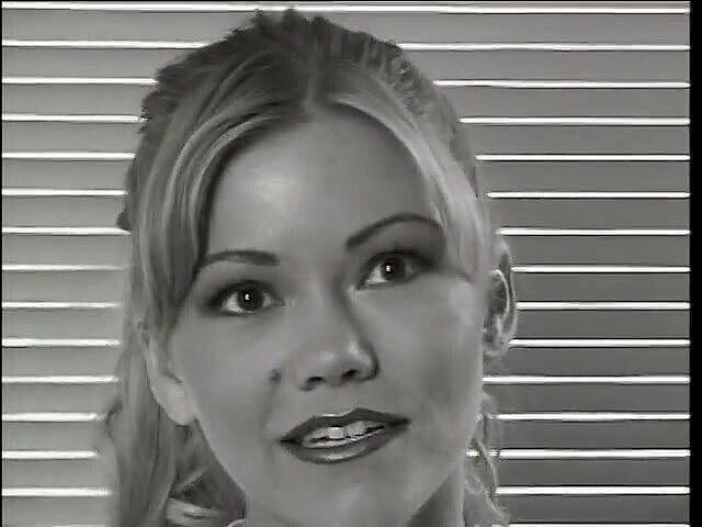 Lethal Babes: 十几岁的女大学生在床上肛交