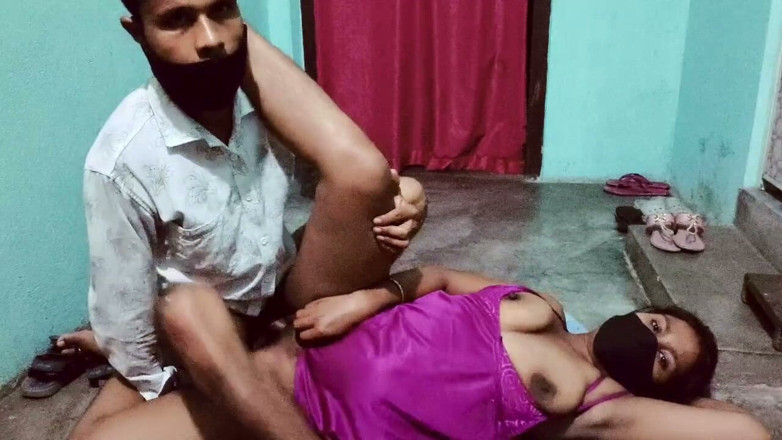 Amina begum: Indian desi bhabhi rochie de noapte roz Me Chodai Kiya