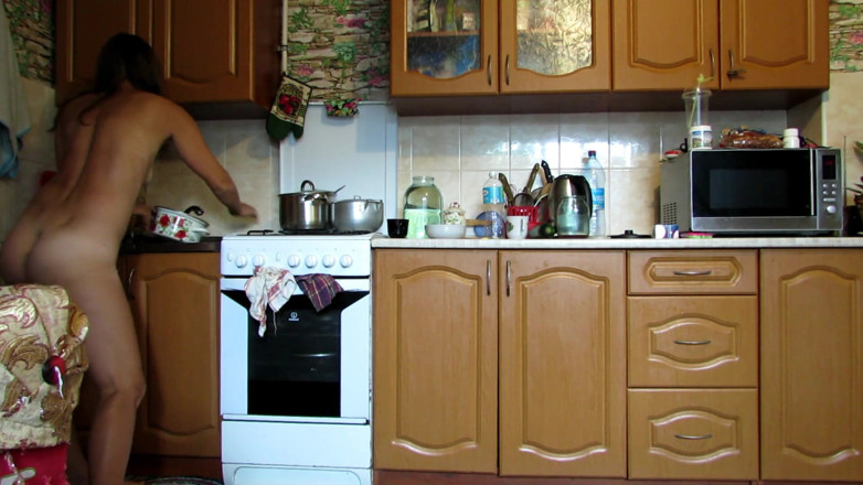 Sexi Lenka: Cleaning + light gymnastics in the kitchen