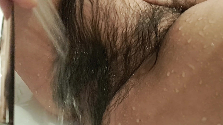 Mommy big hairy pussy: 털이 무성한 보지를 보여주는 깨끗한 ando