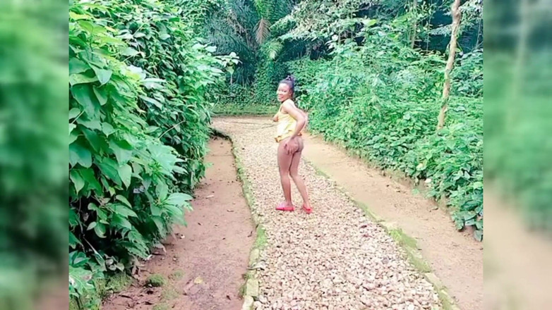African Beauties: Rowena en iyi arkadaşıyla itaatkar oluyor