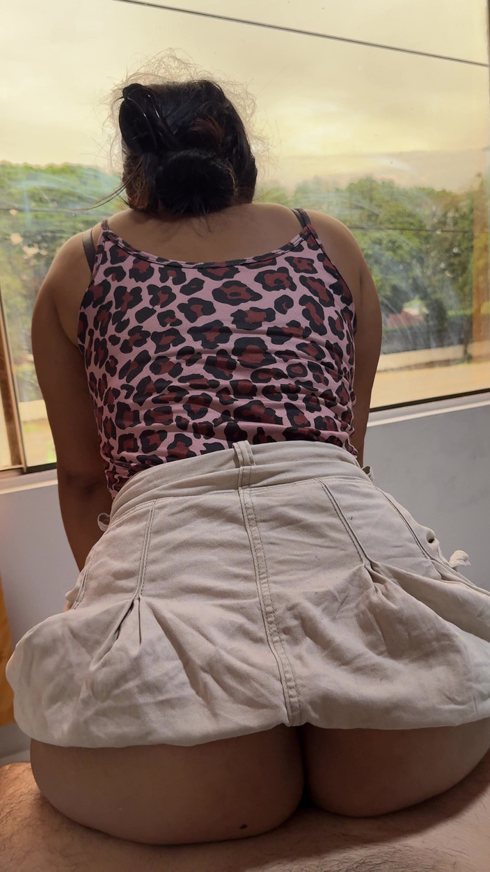 EMY_AND_JONH: Вона любить стрибати на мій член, поки всі проходять повз вікно