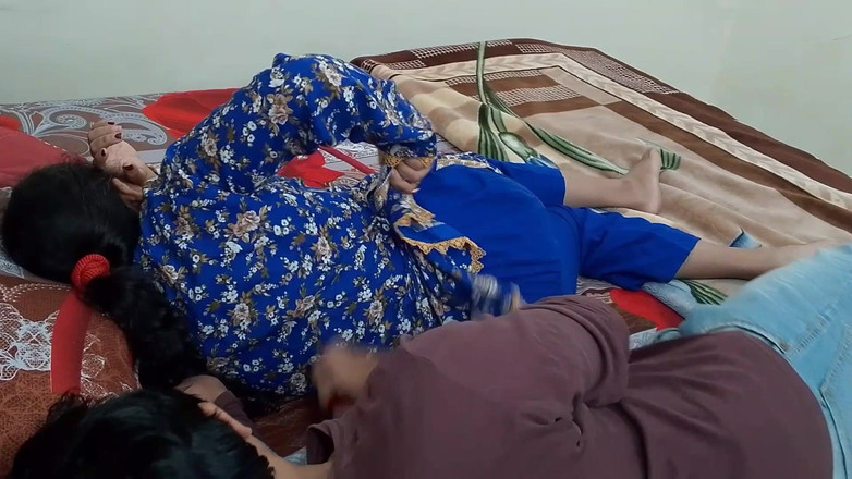 QueenbeautyQB: Hintli desi evli kadınla yatak odasında sert seks - ateşli çift viral...