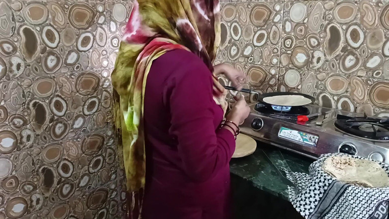 Bhabhi UP: Hôm nay đi vào nhà bếp với vợ của một người...