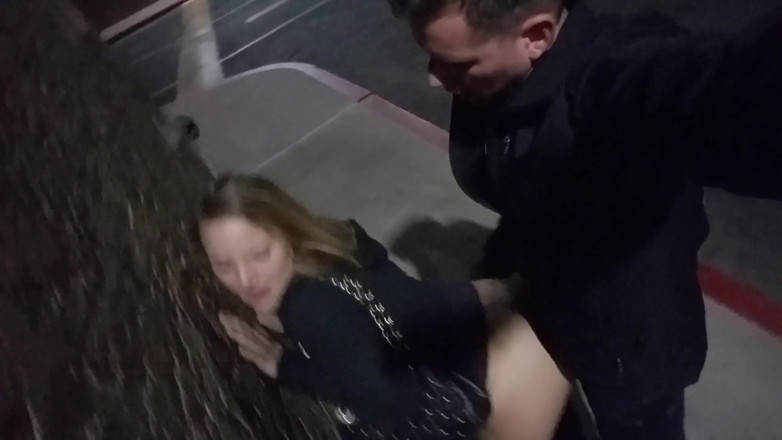 Mya Lane: Une femme se fait baiser derrière un bar sur un...